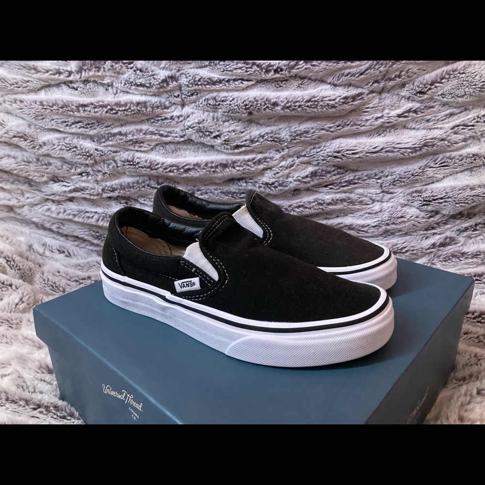 Slip on black vans.